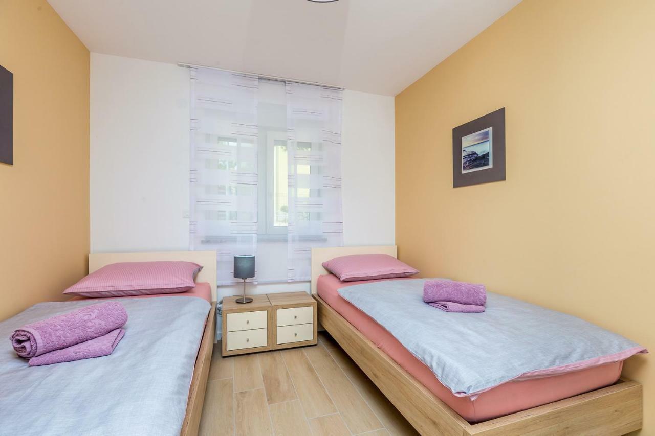 Nika Villa *